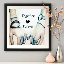 Carica l'immagine nel visualizzatore di Gallery, Gli amanti si tengono per mano - pittura di diamante rotondo - 30x30cm