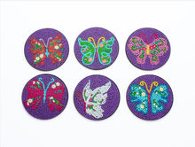 Carica l'immagine nel visualizzatore di Gallery, Mandala/Halloween/Farfalle - Tazza rotonda sottobicchiere in legno